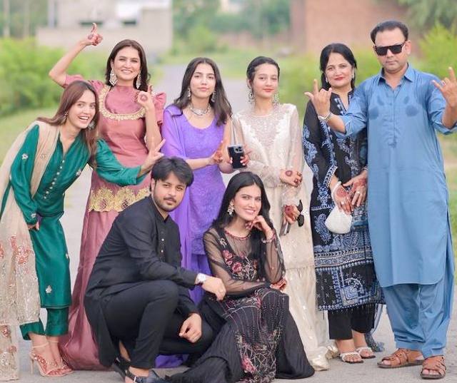 Iqra-Kanwal-with-her-family