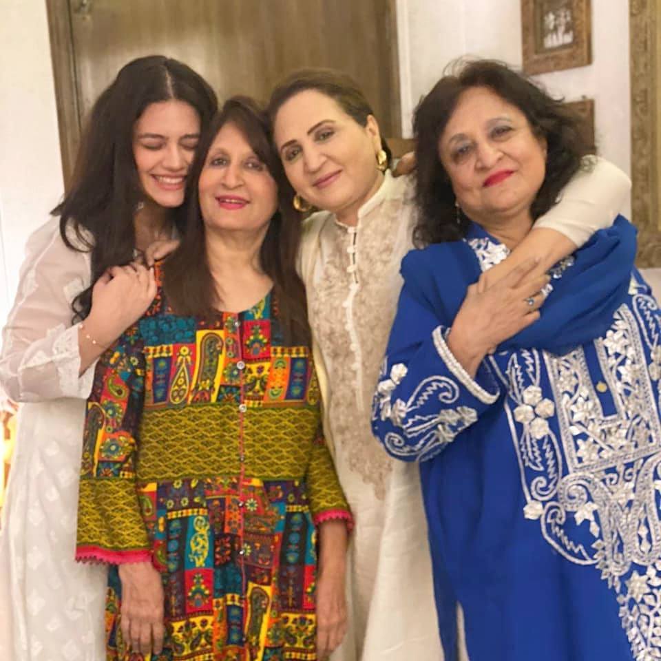 bushra-ansari with Sister